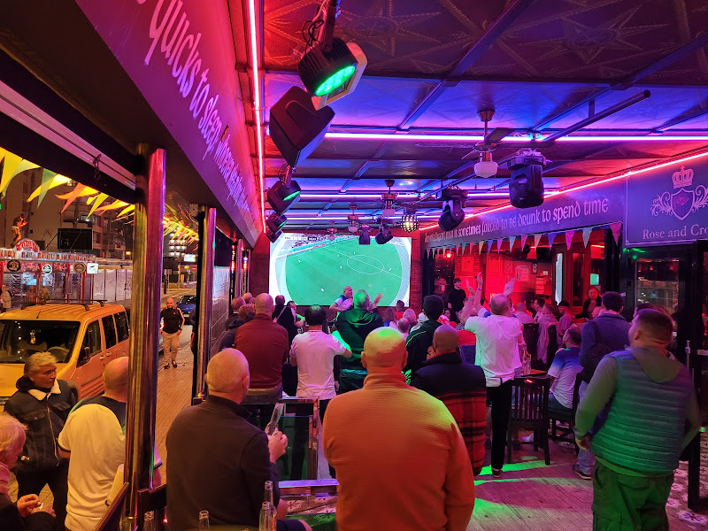 THE ROSE AND CROWN - Pub in Benidorm